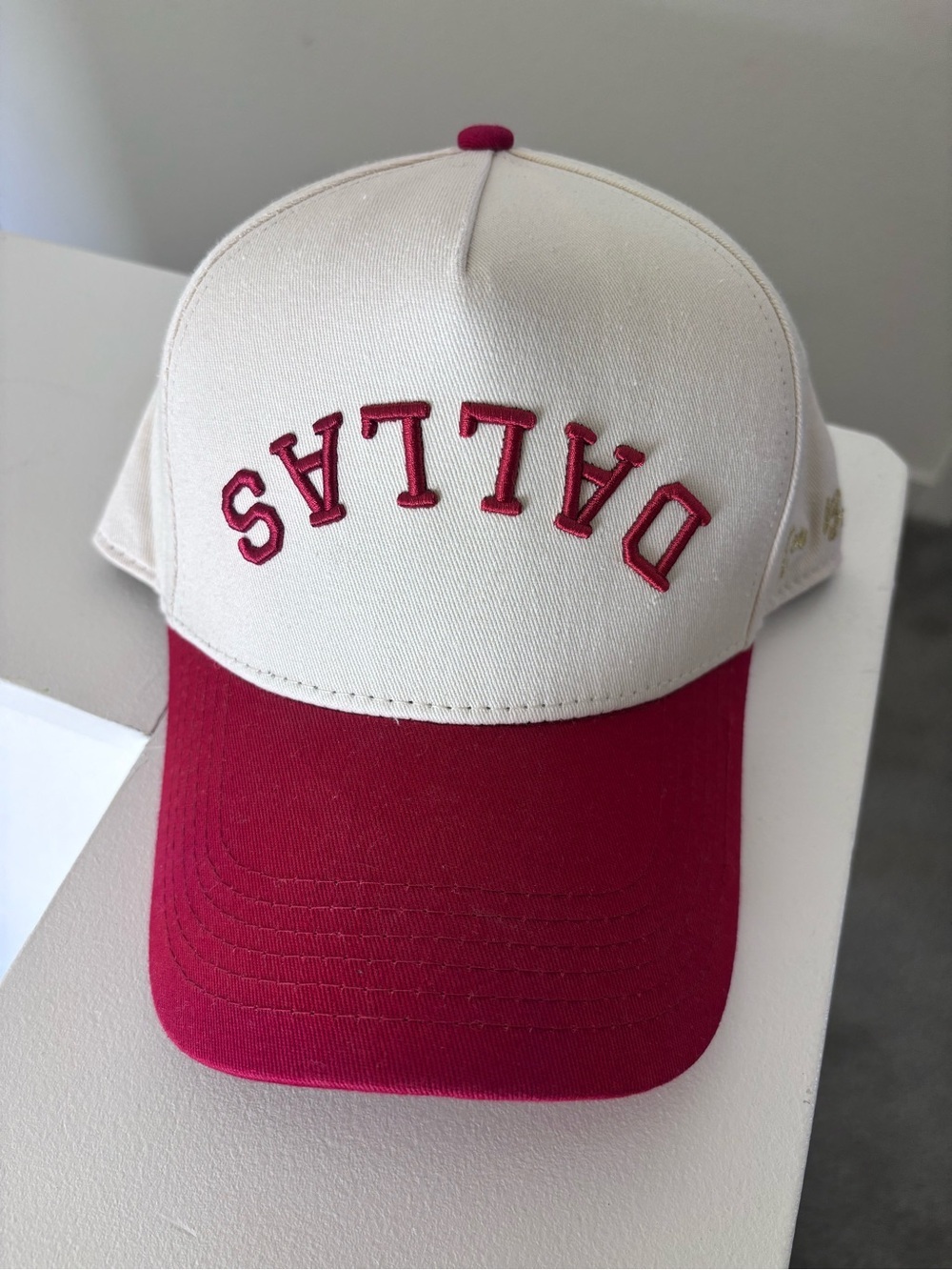 True Brvnd - Dallas Two-Tone Baseball Cap - white & Red - Picture 1 of 5